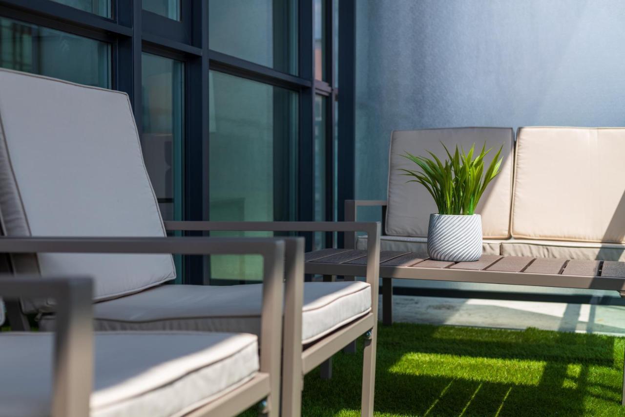 Ultra Luxurious 2.5 Bedroom 2 Full Bathroom 1 Parking Condo Near Sq1 Striking Views Mississauga Exterior photo