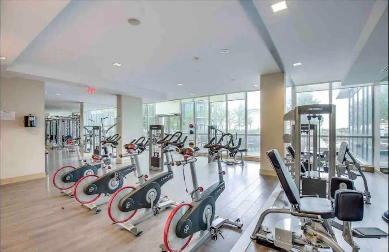Ultra Luxurious 2.5 Bedroom 2 Full Bathroom 1 Parking Condo Near Sq1 Striking Views Mississauga Exterior photo