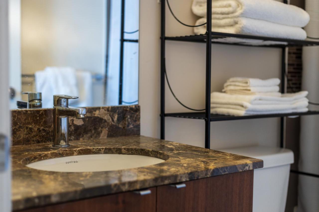 Ultra Luxurious 2.5 Bedroom 2 Full Bathroom 1 Parking Condo Near Sq1 Striking Views Mississauga Exterior photo