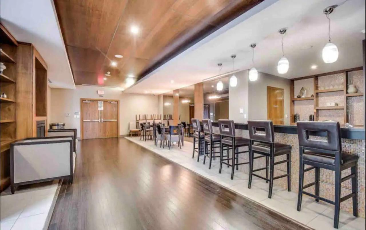 Ultra Luxurious 2.5 Bedroom 2 Full Bathroom 1 Parking Condo Near Sq1 Striking Views Mississauga Exterior photo