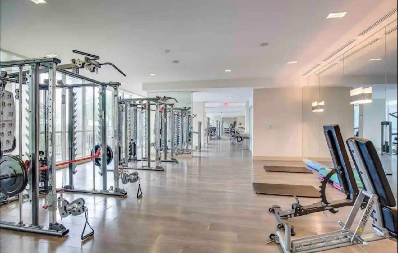 Ultra Luxurious 2.5 Bedroom 2 Full Bathroom 1 Parking Condo Near Sq1 Striking Views Mississauga Exterior photo